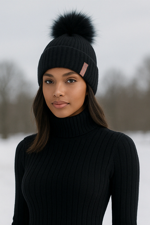 Kvinna bär svart vintermössa i cashmere med 100 % silkesfoder utomhus – varm och stilren mössa för kallt väder.