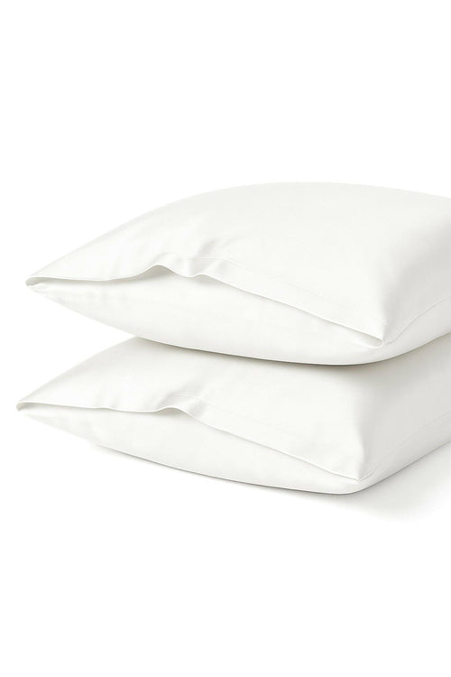 Två sidenörngott i ivory white, 100 % silke – mjuka och lyxiga örngott som skyddar hår och hud under natten.