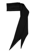 Svart twilly-scarf i silke med spetsiga ändar och diskret textdetalj, elegant och mångsidig accessoar för hår, hals eller väska.