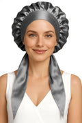 vinna bär Space Bonnet i silver/aluminium med vit tröja – nattmössa i silke som skyddar håret under sömn