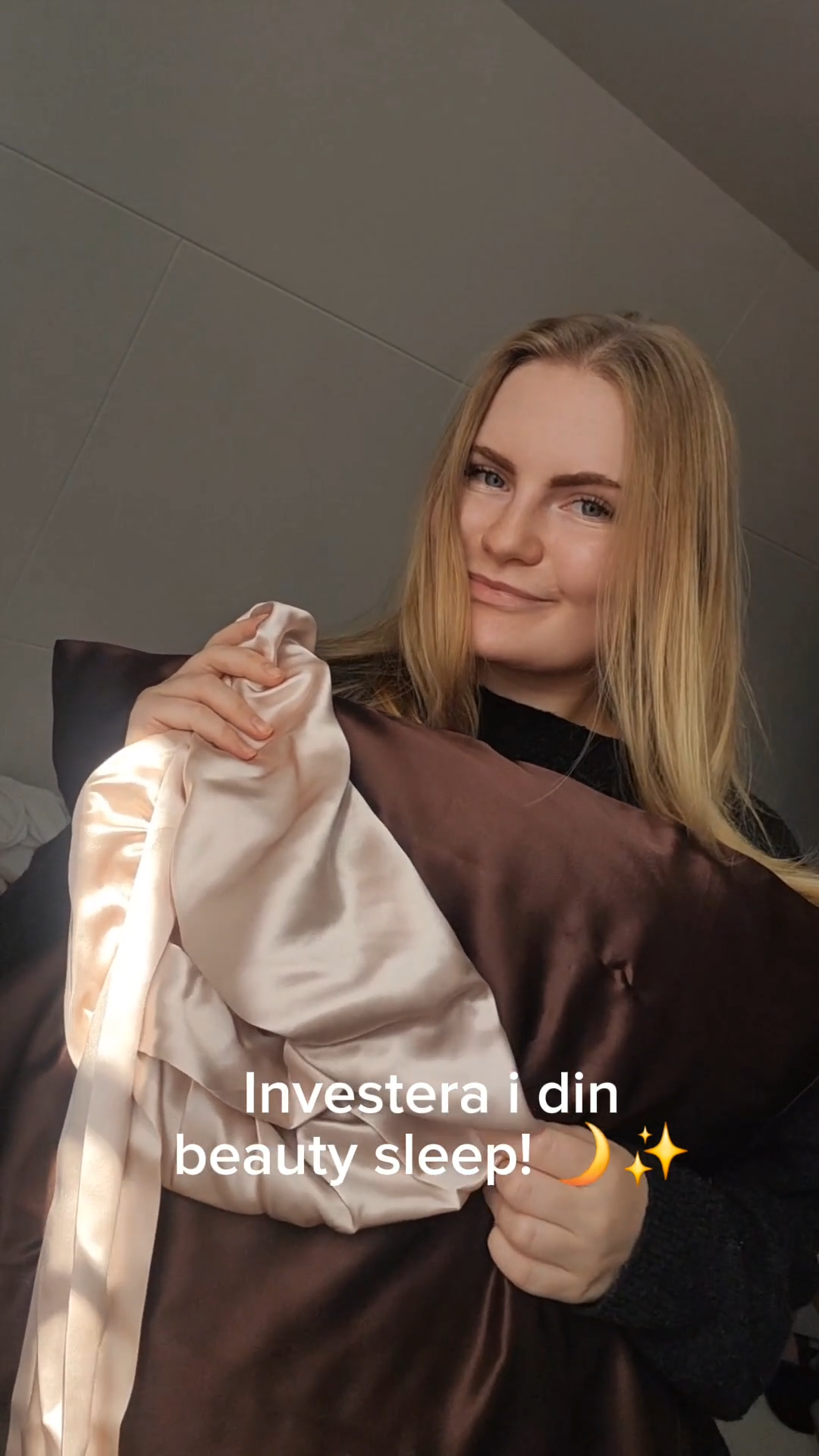 Video som visar både silkesörngott och silkesbonnet, med budskapet "investera i din skönhetssömn" för att skydda håret och bevara hårkvalitet